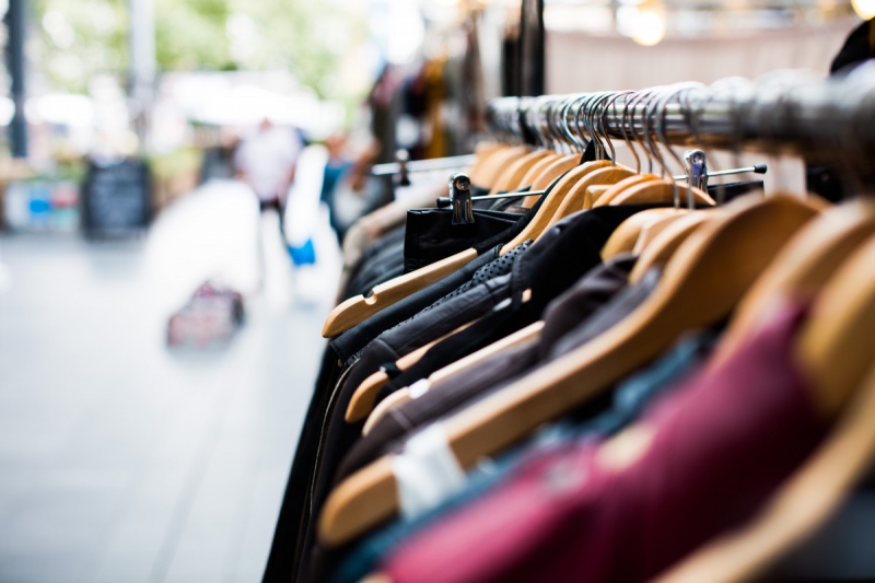 ecommerce-ST ANTONIN DU VAR-min_blur_close_up_focus_hanger_jacket_market_people_rack-1176303