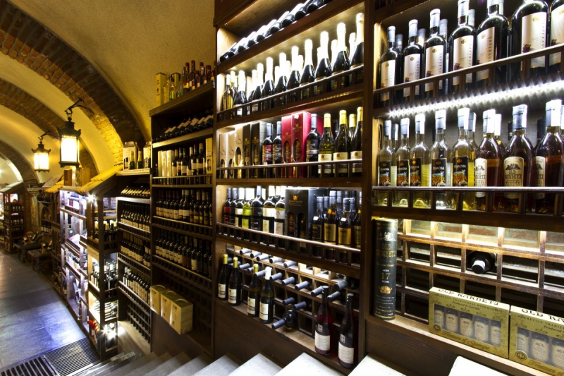 ecommerce-ST ANTONIN DU VAR-min_world_street_travel_shop_canon_georgia_wine_bottles-429767